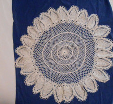 HANDMADE SUNFLOWER TABLE COVER VINTAGE DIAMETER MEASURES 26 INCHES