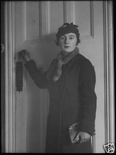 Glass Magic Lantern Slide EDWARDIAN LADY AT DOOR C1920 PHOTO