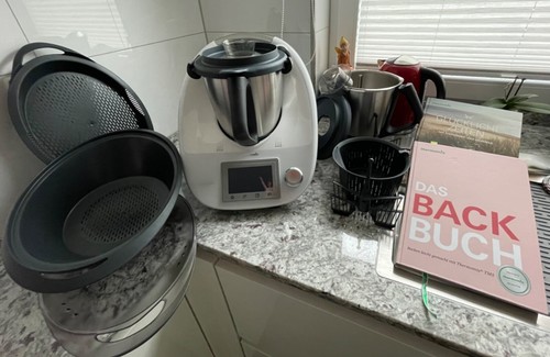 Thermomix TM 5 mit Zubehör : Varoma, 2.Mixtopf, Garkörbchen, 2 Spatel