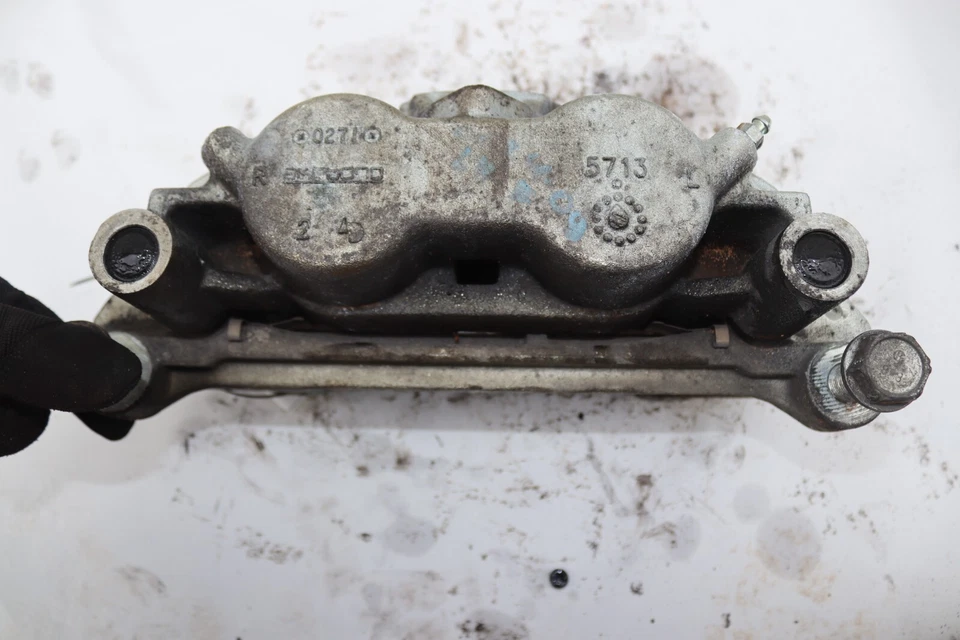 Pinza de freno delantera izquierda del lado del conductor Nissan NV1500 NV2500 NV3500 2012-2021 OEM Foto 3 de 4