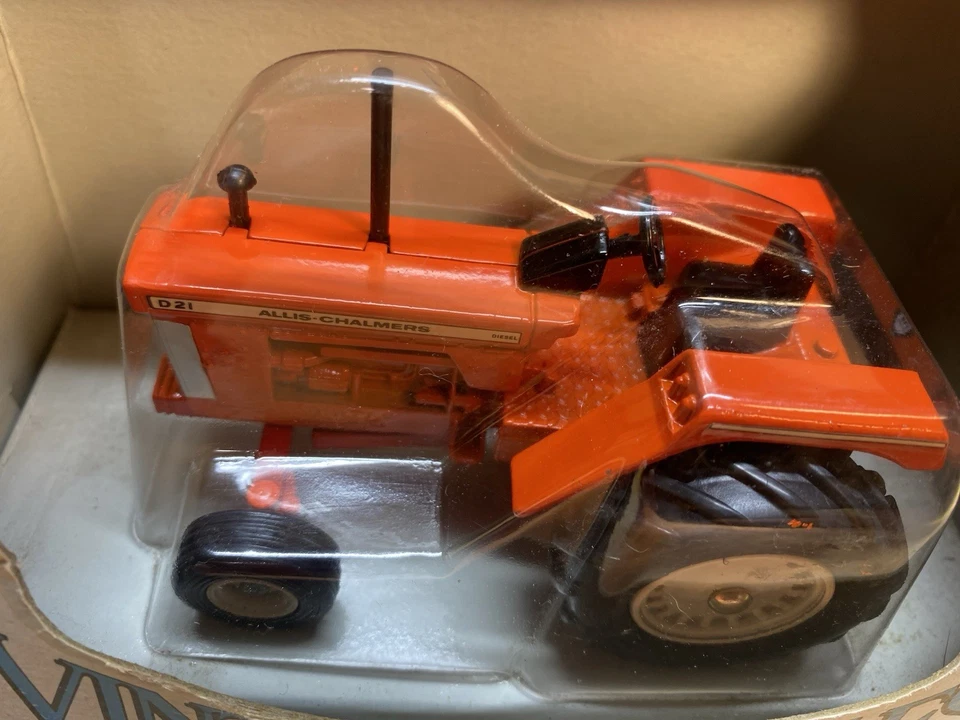ERTL Vintage Vehicles Allis-Chalmers D-21 Diecast Tractor 1/43 Scale New - Image 3 of 4