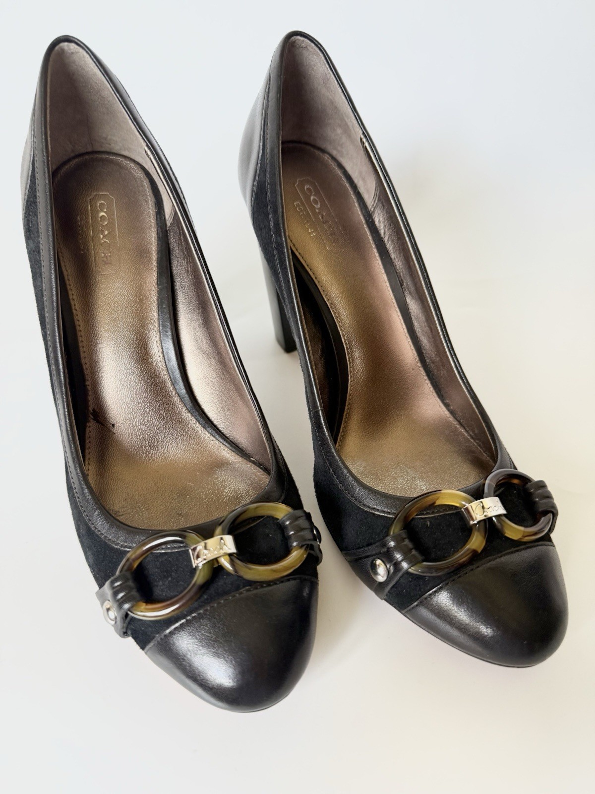 COACH Taffy Black Leather Suede Pumps Tortoise Bit Logo Size 8M Excellent Condition