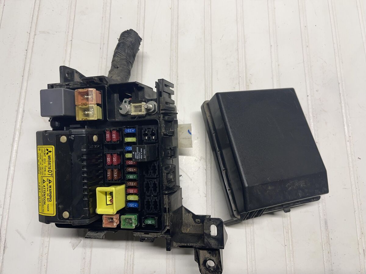 01-09 Mitsuibishi Eclipse Engine Fuse Box Assembly Tested 01-09 Mitsuibishi Eclipse Engine Fuse Box Assembly Tested