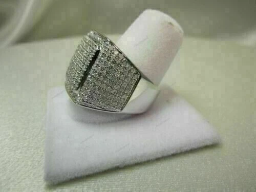 Conjunto de anillo de boda de circonitas cúbicas redondas de 5,5 quilates enchapado en oro blanco de 14 quilates con racimo para hombre Foto 4 de 4