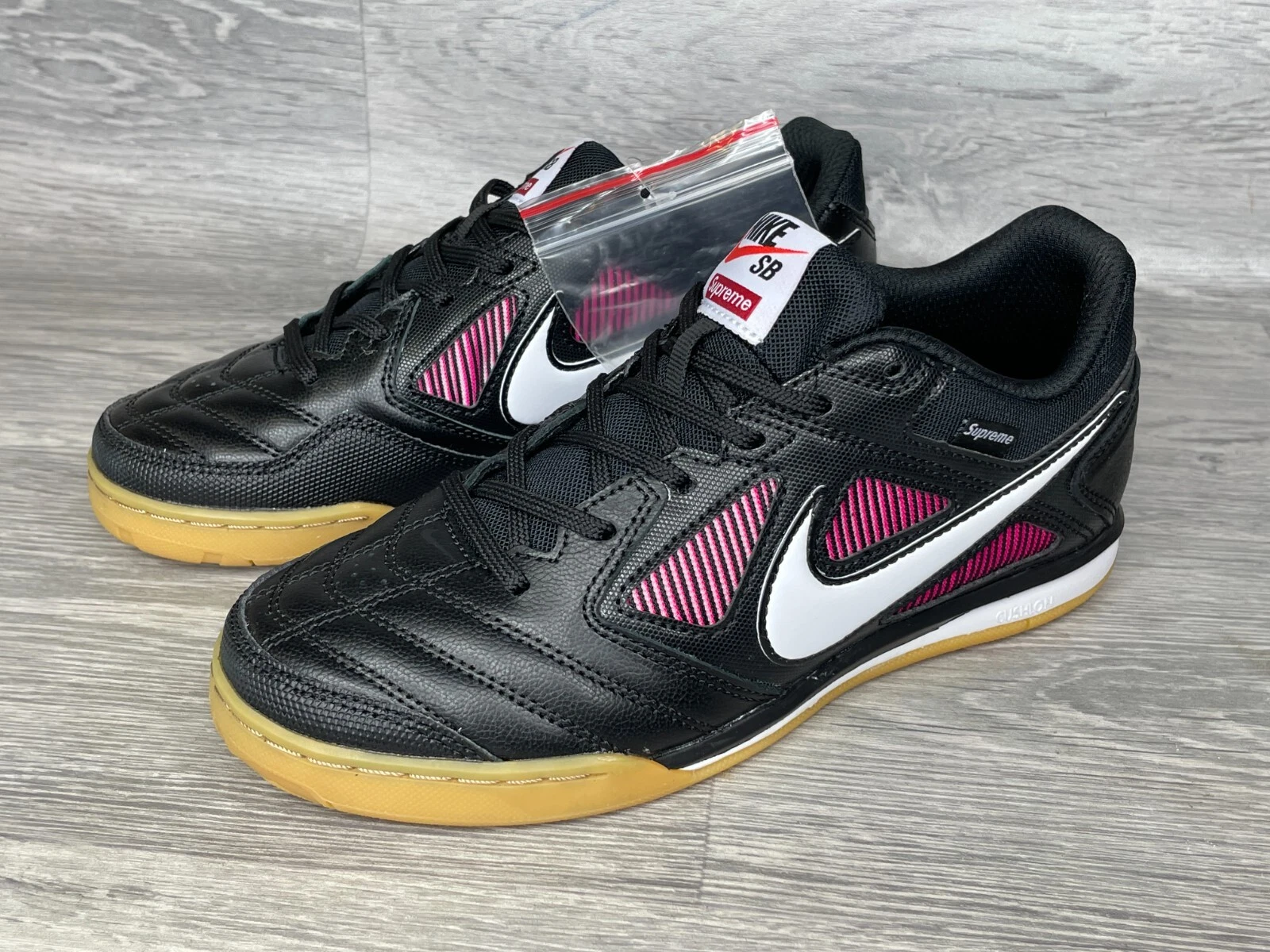 Nike Supreme SB Gato QS, AR9821 001, taille UK 6,, USA 6,5, noir et rose
