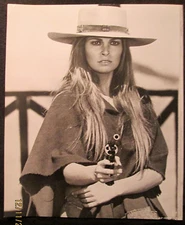 RAQUEL WELCH: (ORIGINAL VINTAGE PHOTOS,SEXY,CANDID,FILMS)