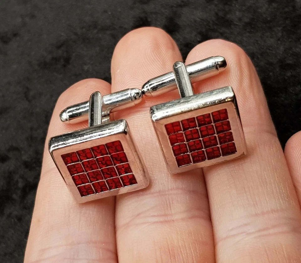 Par de gemelos cuadrados esmaltados enchapados en plata - futurista esmaltado en rojo neón Foto 4 de 4