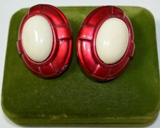 Christmas Red White Enamel Molded Plastic Button Stud Clip Earrings 12E 75