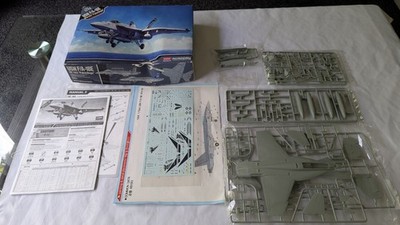 Academy AC12547 1/72 - F/A-18E USN VFA-143 'Pukin' Dogs Modellbausatz