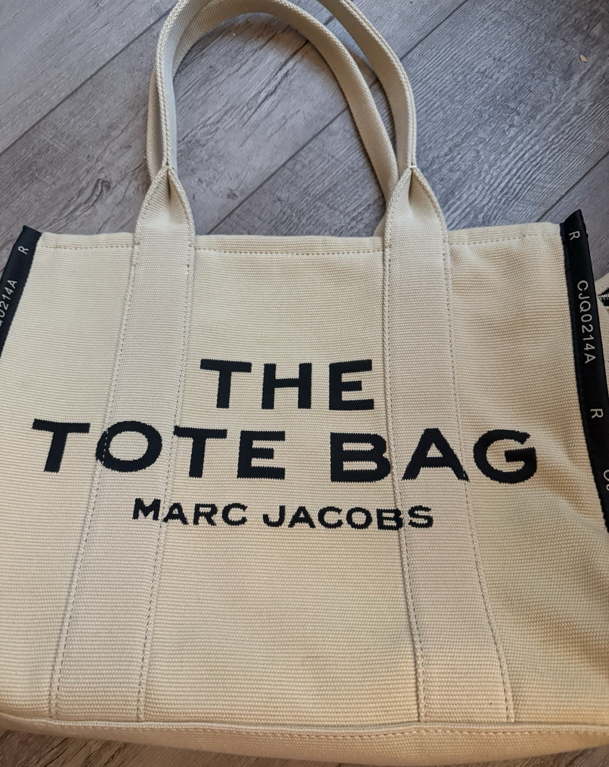 Marc Jacobs The Tote Bag Beige Tote Logo Zip Closure with Dust Bag
