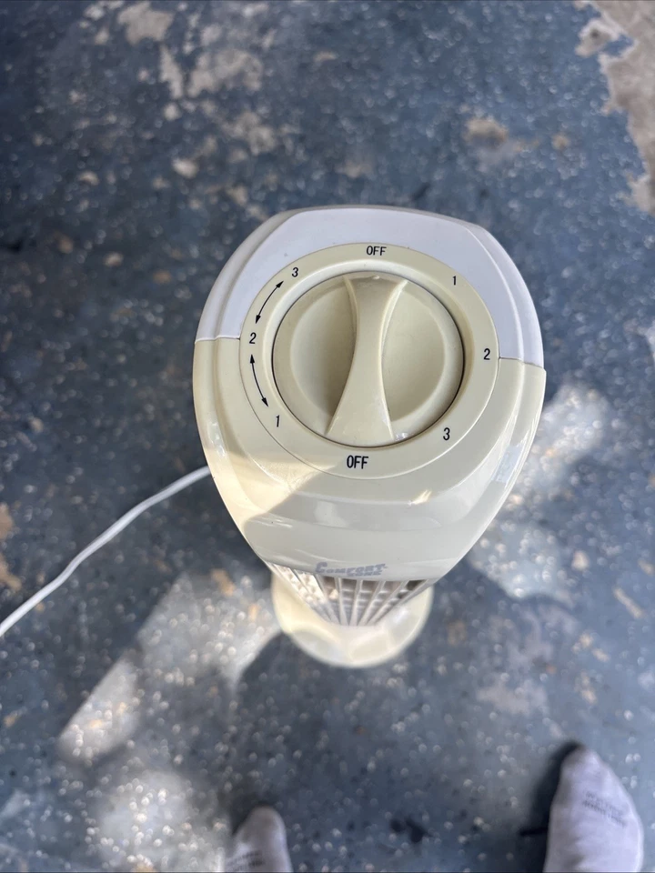 Comfort Zone Oscillating Tower Fan with Remote, 32 inches, 3 Speeds. White - Image 2 of 4