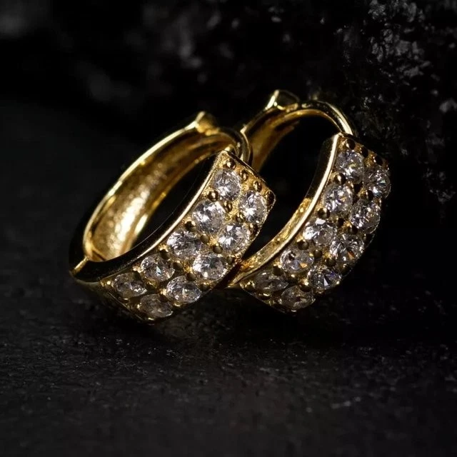 Aretes tipo argolla Huggie de diamantes creados en laboratorio de 2,00 quilates para hombre con acabado de oro amarillo de 14 quilates Foto 2 de 4