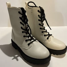 size 4 kids boots "Art Class" brand. White and black