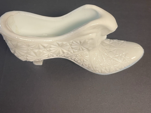 Vintage Fenton Daisy & Button Cat Style White Slightly Blue Glass Shoe Figurine - Picture 2 of 8