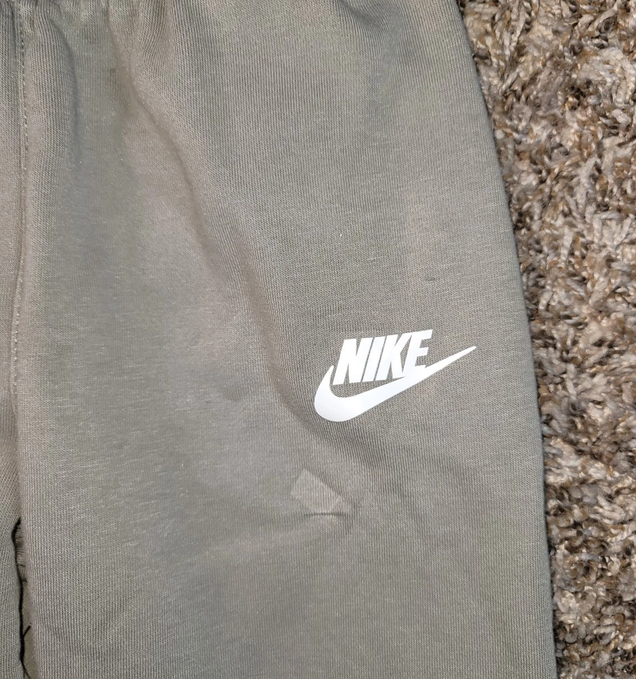 Pantalones deportivos Nike Sportswear con logotipo grisáceo/verde talla 7/L 6-7 Foto 2 de 4