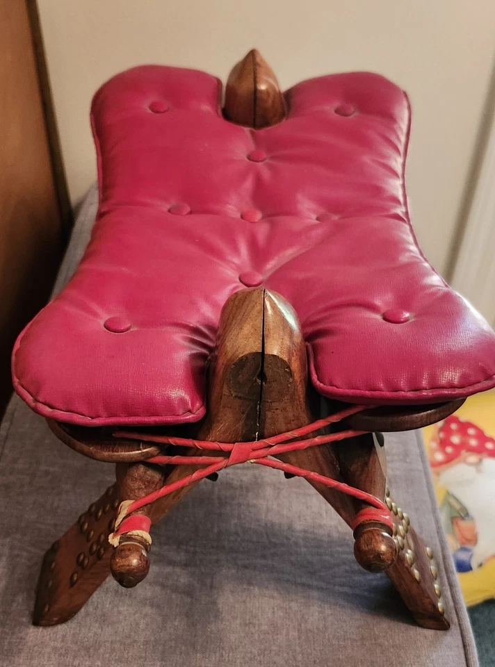 Taburete de montar vintage marroquí camel banco detalles de latón con cojín de cuero rojo Foto 2 de 4