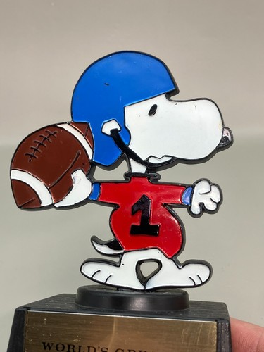 Vintage Aviva Peanuts Snoop Trophy "World's Greatest Football Player" - Picture 6 of 9