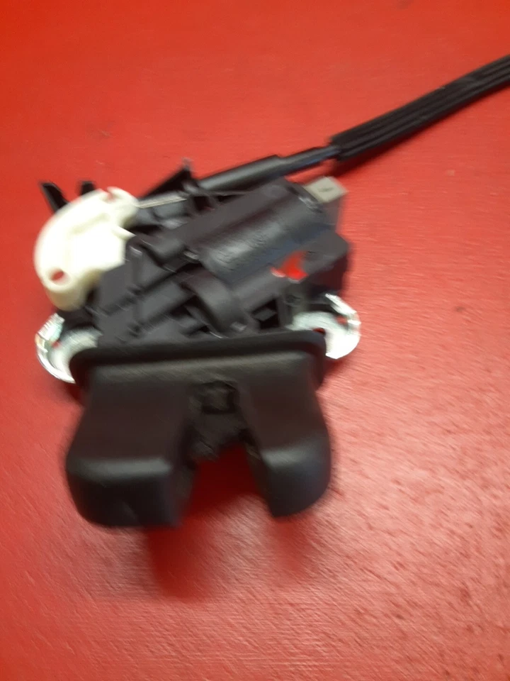 Actuador de cierre de bloqueo de maletero trasero Audi A4 Quattro S4 RS4 2004-2017 4F5-827-505-D Foto 3 de 4