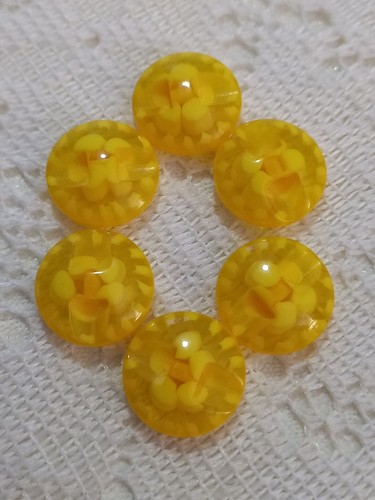 6 Lovely Decorative Yellow Plastic Shank Buttons. Approx 12 mm - Picture 3 of 3