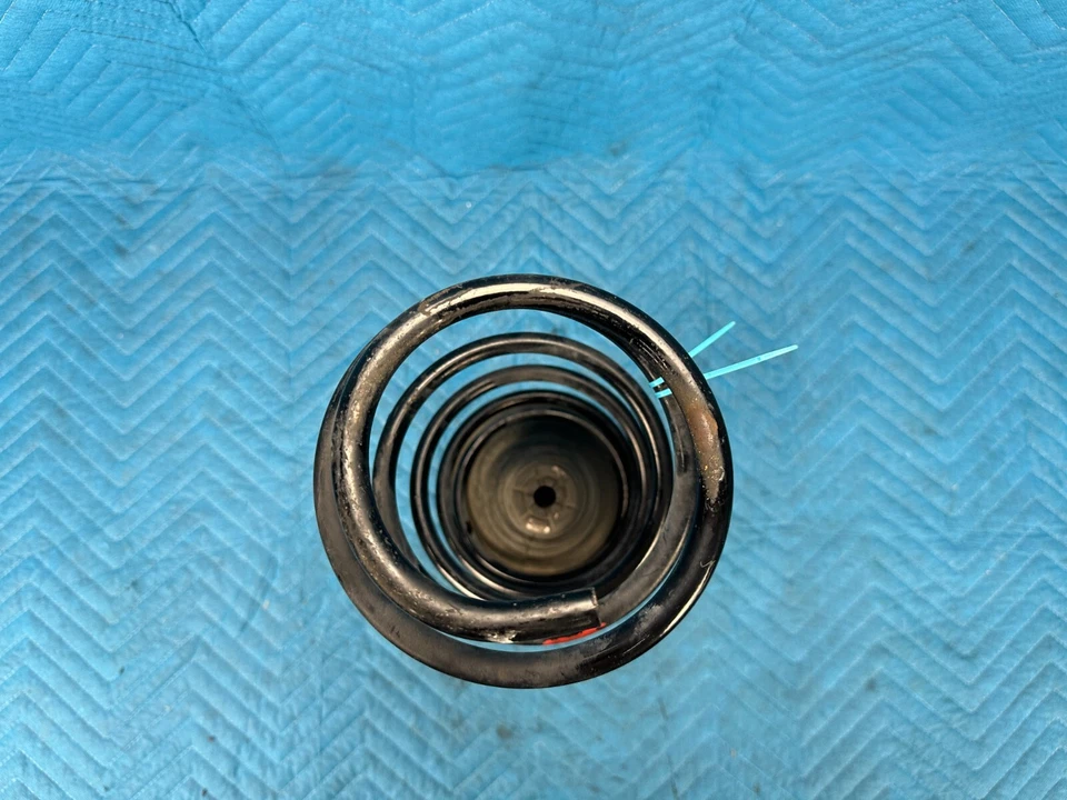 Muelle helicoidal trasero Lexus LX570 con aislador de goma lado del pasajero 2008-2021 OEM Foto 2 de 4