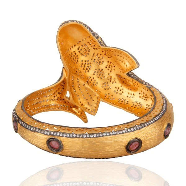 Brazalete de oro de 18 quilates con diseño de pez vintage de piedras preciosas de turmalina rosa cruda Foto 2 de 4