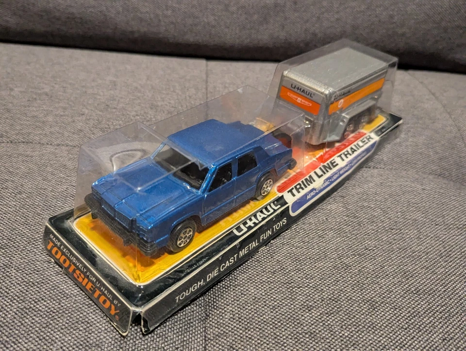 De colección 1970 U-Haul Tootsietoy sedán fundido a presión con juego de remolque U-Haul Trim Line Foto 3 de 4