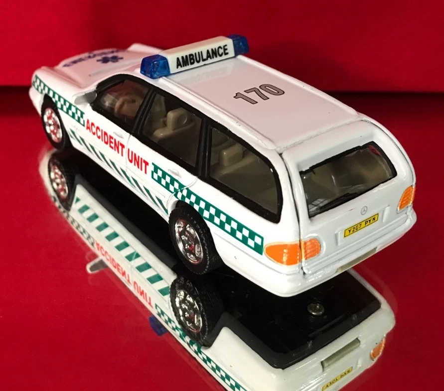 CALCOMANÍAS DE AMBULANCIA HONGWELL MODELO DIECAST DE CARARAMA MERCEDES BENZ 300T CLASE C Foto 3 de 4
