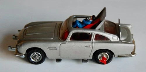 Vintage Corgi 270 James Bond Aston Martin DB5. Tyre slasher version. Superb.