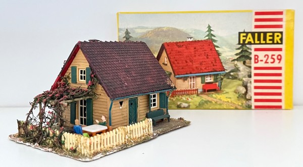 Faller HO - B-259 - Armada y Decorada - Pequeña Casa Con Jardín y Pérgola