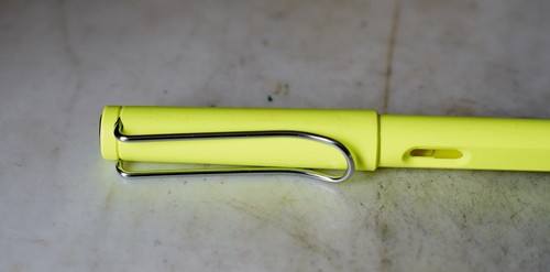 Fountain Pen Lamy Safari in Fluorescent Yellow Resin - Medium Nib in Metal - Picture 7 of 8
