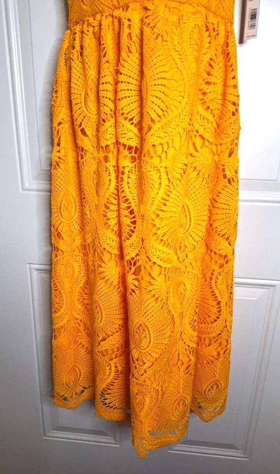 Vestido Gianni Bini Midi Sin Mangas Cuello en V Debi Oro Amarillo Encaje Nuevo con Etiquetas $189 Foto 4 de 4