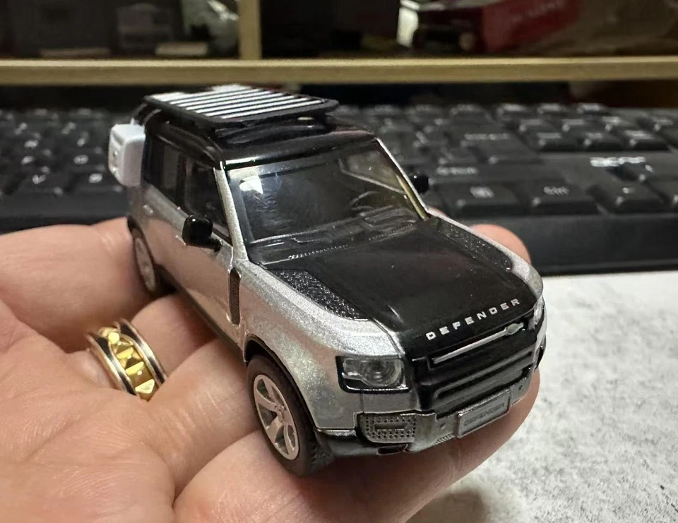ENCHERY 1:64 Land Rover Defender 110 Diecast Bottom Model Car Rubber Tires - Image 4 of 4