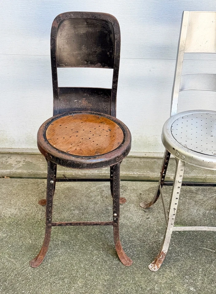 Taburetes de maquinista de fábrica de acero industriales americanos ajustables vintage años 30 Foto 4 de 4