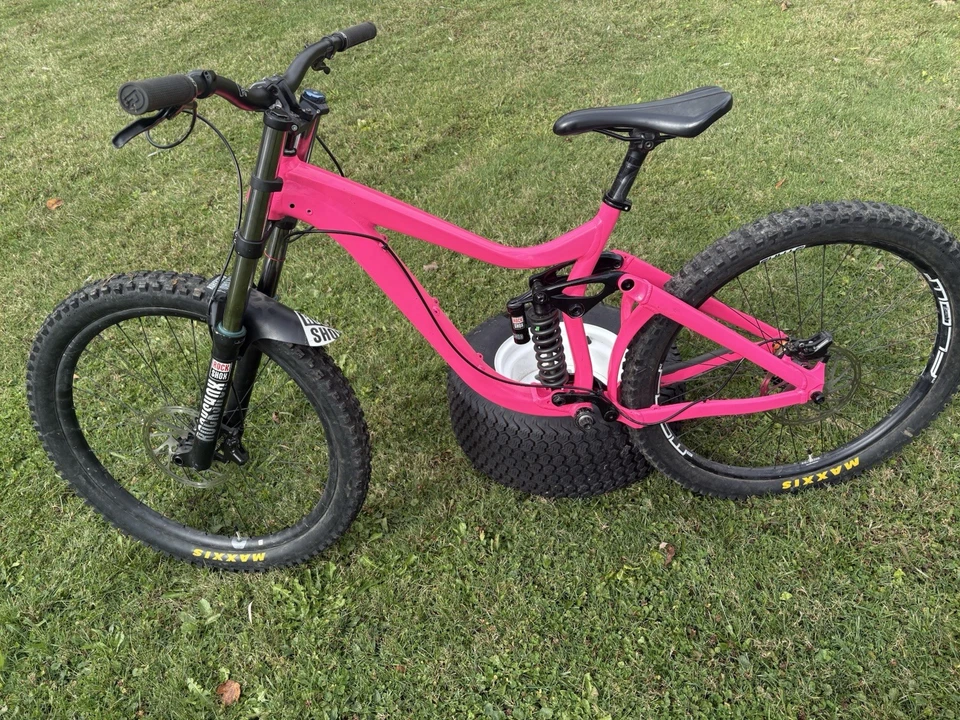 2016 Giant Glory Down Hill Bike. It Was Completely Taken Apart And Rebuilt - Image 3 of 4