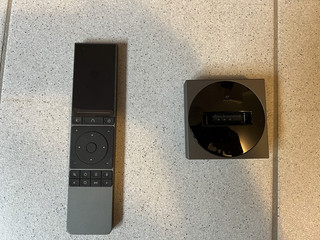 Unfolded Circle Remote 3 mit Dock und IR Sender