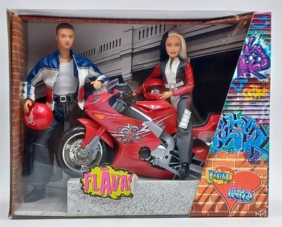2003 Flavas Liam & Happy-D Set mit Motorrad & 2 Puppen / Mattel C1975, NrfB