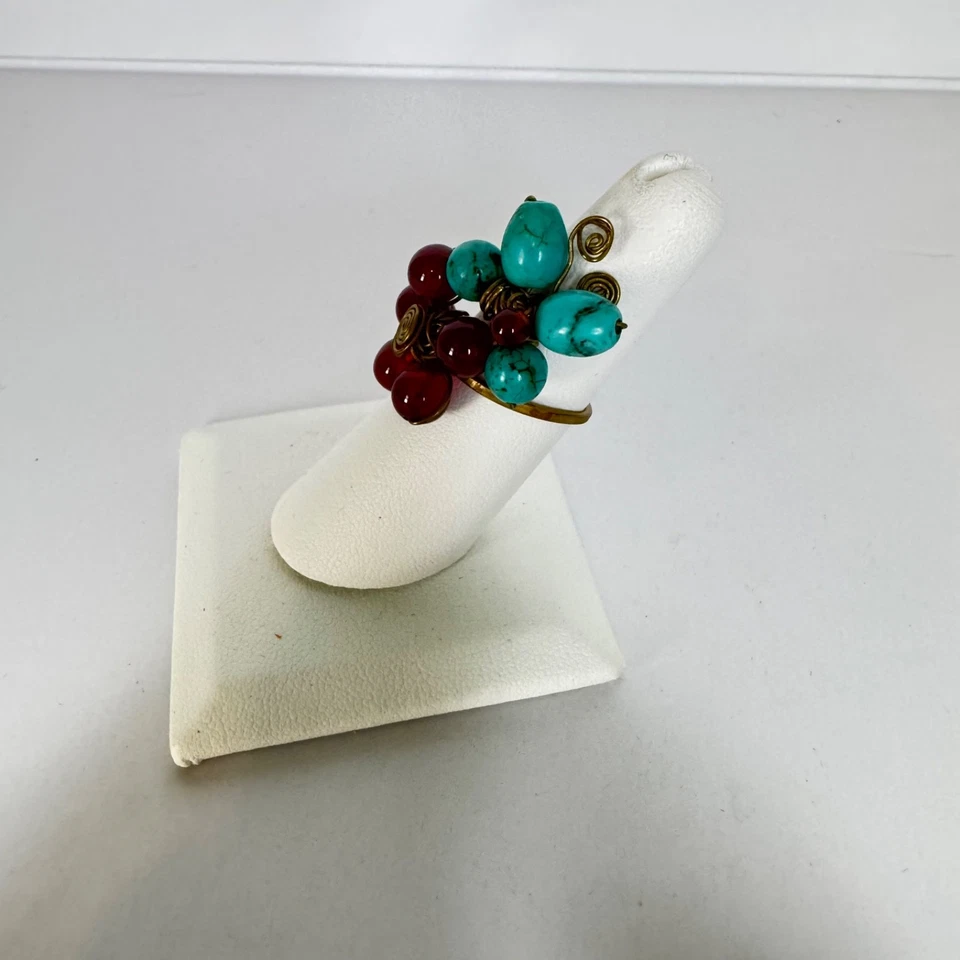 Anillo estilo racimo con detalles envueltos en alambre cuentas turquesa y rojo tono dorado Foto 2 de 4