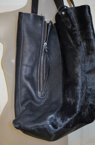 Borsa a mano in pelle nera pelosa e ciottoli borsa a secchiello borsa Santuario - Foto 3 di 8
