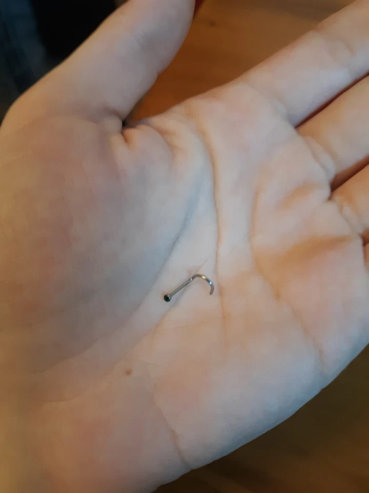 Tachuelas para nariz tipo tornillo con gemas de Swarovski Foto 3 de 4