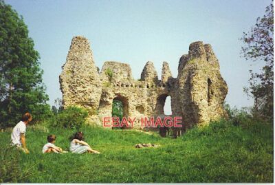 FOTO DAS SCHLOSS ODIHAM. ZWEI MEILEN NORDWESTLICH DES DORFES ODIHAM CASTLE SITZT