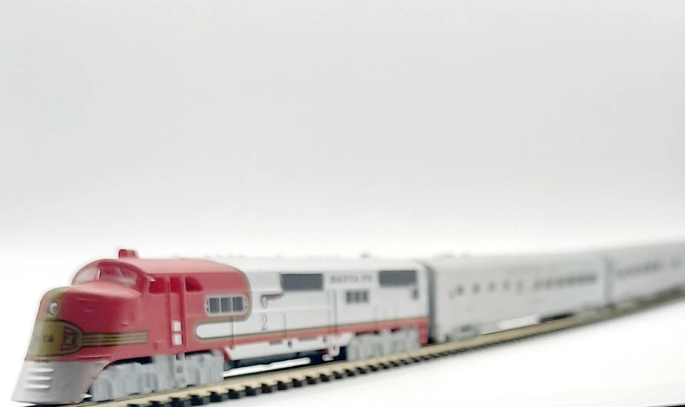 Z Gauge Scale USA Santa Fe Diesel Locomotive Passenger Coaches Model Rail Train - Image 3 of 4