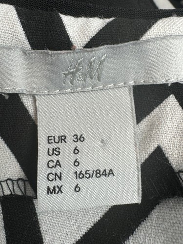 H&M Blouse Size 8 Black & White Zig Zag Top Sleeveless Fitted Zip Back Peplum - Picture 8 of 9