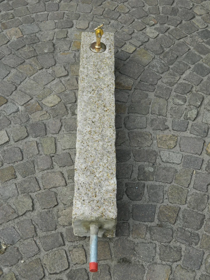 Wasserzapfsäule aus gelbem Granit, Wasserzapfstelle, Außenwasserhahn, Naturstein - Bild 3 von 4