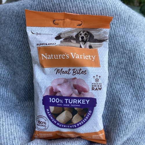 NATURES VARIETY FREEZE DRIED 100% MEAT BITES NATURAL DOG PUPPY TREAT SNACKS - Picture 1 of 3