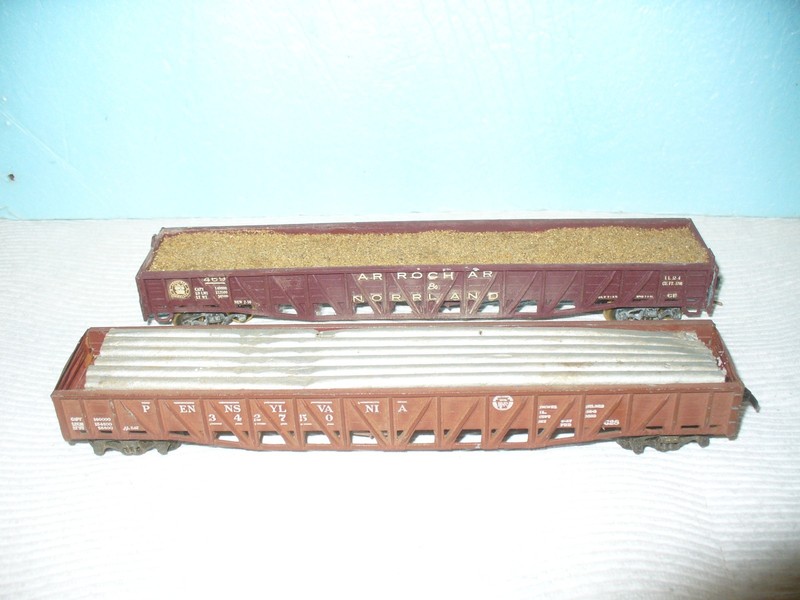 2xVintage UNBRANDED HO '65 ft. Metal & Wood Gondolas with Loads'-RTR-no ob's-VG!