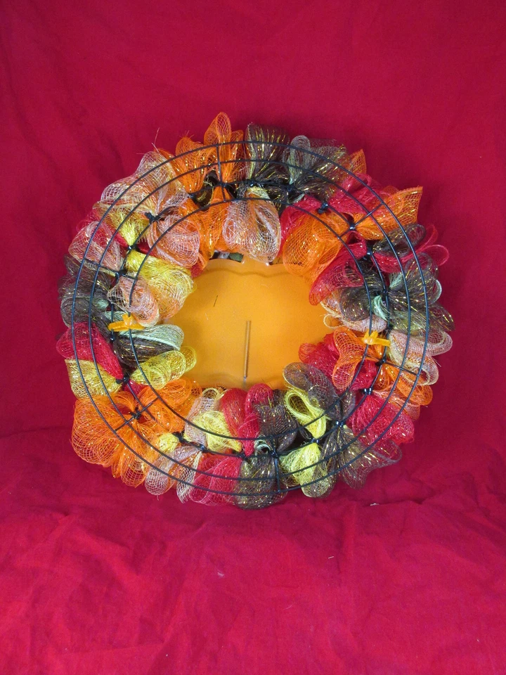 Corona de malla decorativa de otoño con volantes de flores Foto 4 de 4