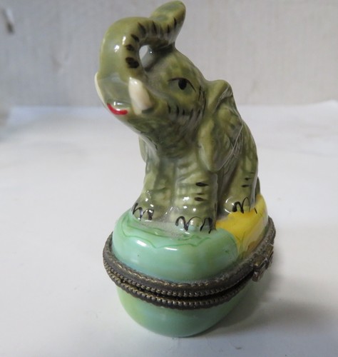 Elephant Trinket Box - Porcelain with metal hinge - Picture 4 of 8