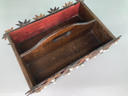 Adirondack Tramp Art Divided Box / Tote w/ Porcelain Buttons, Red Mesh,Wood Legs - Photo 14 sur 22