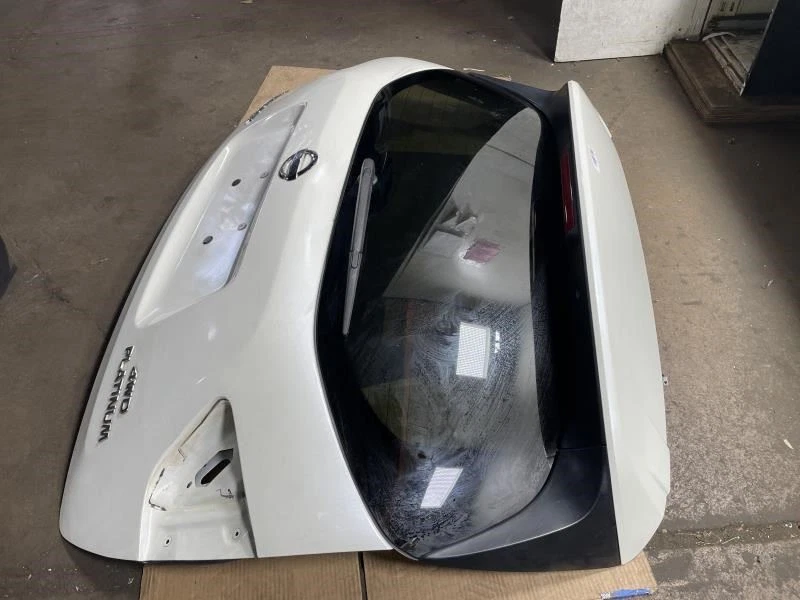 Nissan Pathfinder Platinum 2015 puerta trasera OEM+ (blanco perla) Foto 2 de 4