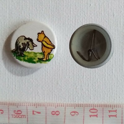 Winnie the pooh and Eeyore, 25mm Button Badge, E.H.Shephard, 80er Jahre, gebraucht.